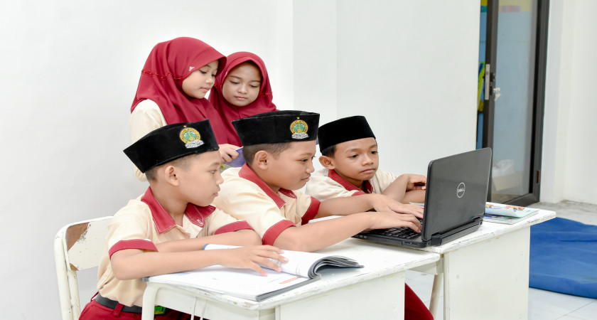Berlatih mencari kosa kata Bahasa Arab menggunakan kamus Bahasa Arab